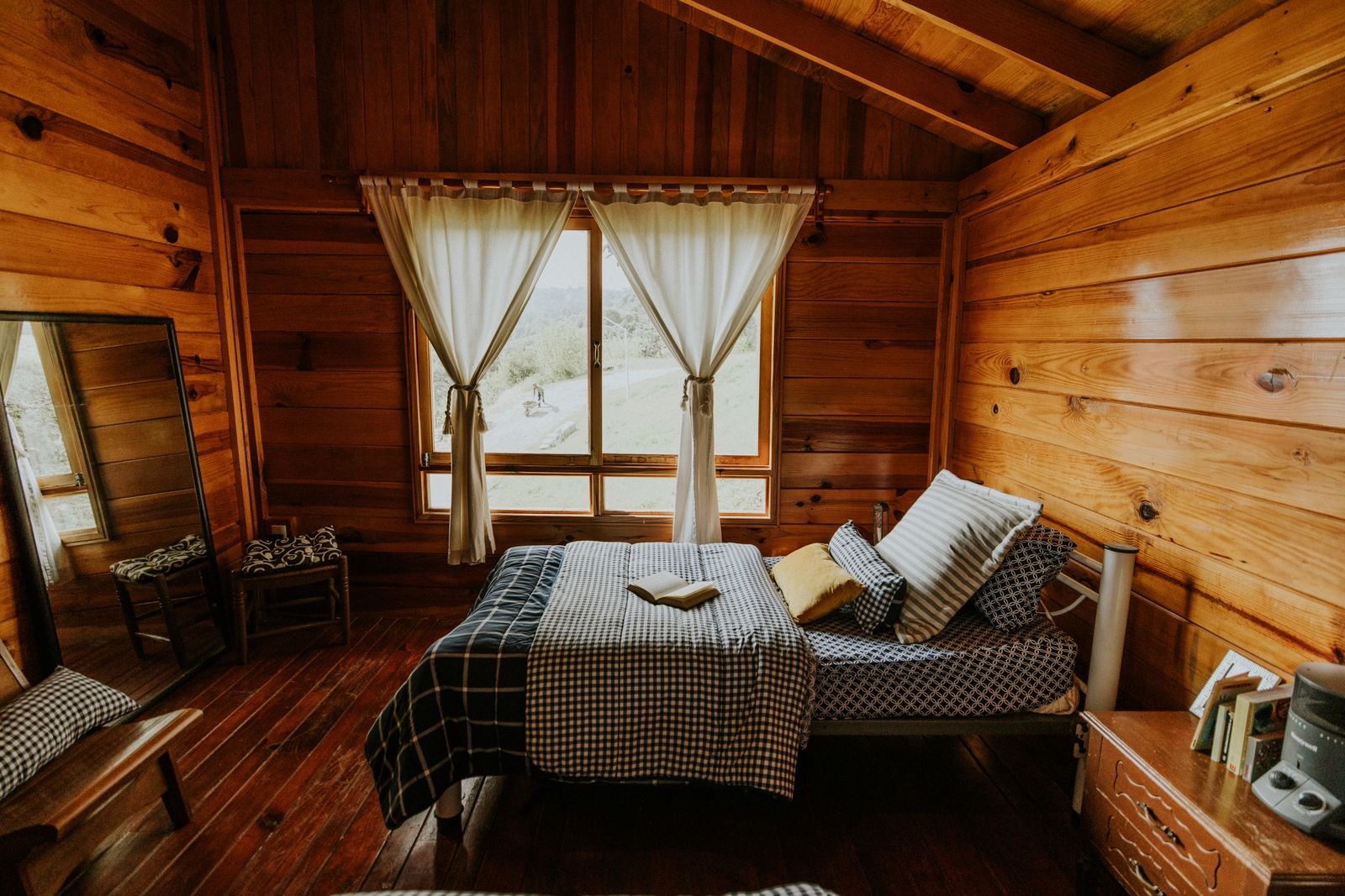 Chambre de chalet en bois avec vue sur la nature