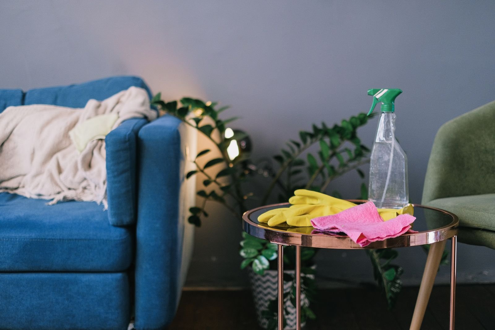 Produits et gants de nettoyage prêts dans un salon