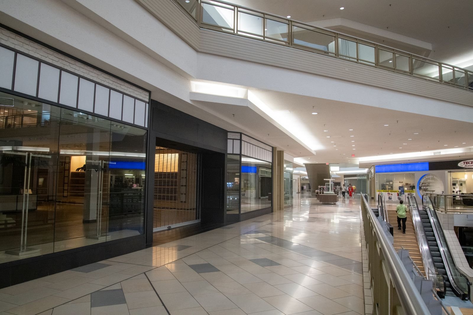 Allée de centre commercial aux planchers lustrés