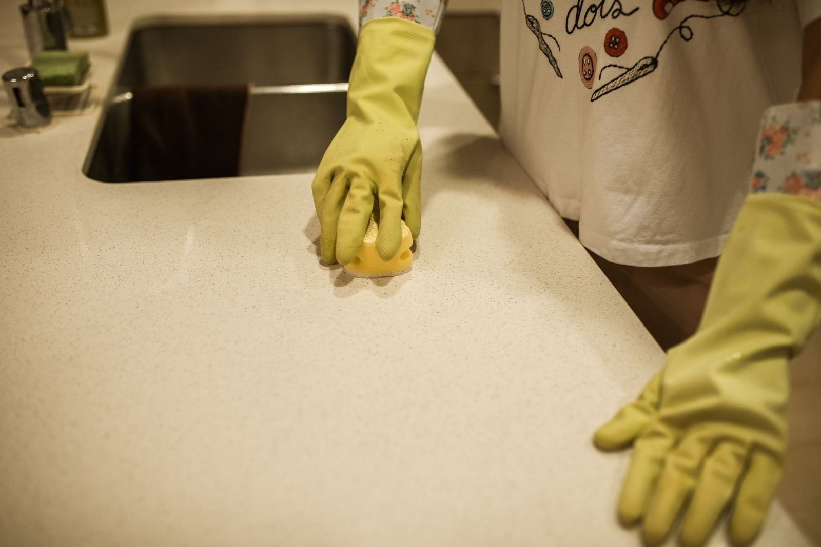 Comptoir de cuisine essuyé avec des gants